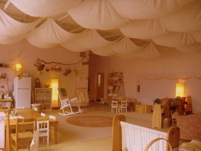 Ideas to Inspire Your Classroom Decor Waldorf Preschool, Waldorf Steiner, Waldorf Kindergarten, Visual Clutter, Waldorf Montessori, Reggio Classroom, Preschool Rooms, Waldorf School, Draping Fabric