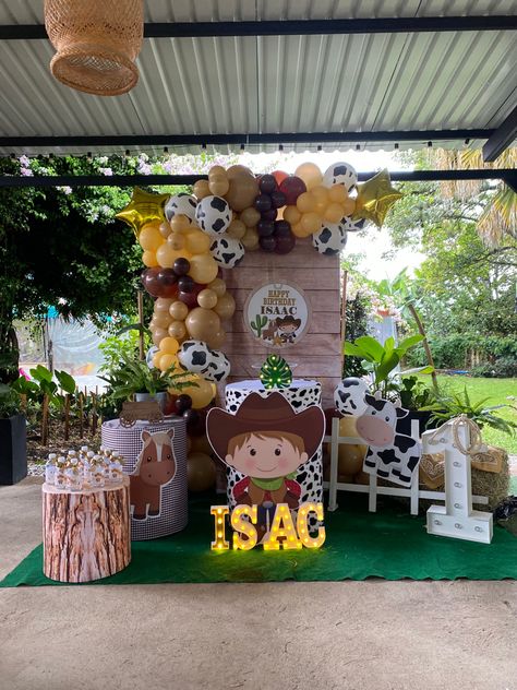 Un montaje muy lindo para celwbrar el primer año de Isaac en un espacio ubicado al aire libre tipo campestre Ranch Birthday Party Ideas, 1st Birthday Decorations Boy, Cowboy Birthday Party, 1st Birthday Decorations, Cowboy Birthday, Bday Party, 3rd Birthday, 2nd Birthday, Birthday Decorations