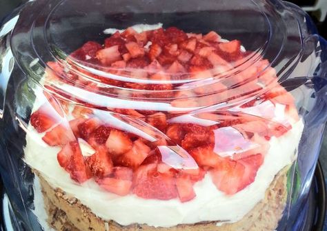 Mostachon Cake Recipe, Mostachon Recipe, Strawberry Meringue Pie, Strawberry Meringue Cake, Mexican Conchas, Strawberry Meringue, Meringue Pie Recipes, Meringue Cake, Recipe Dessert