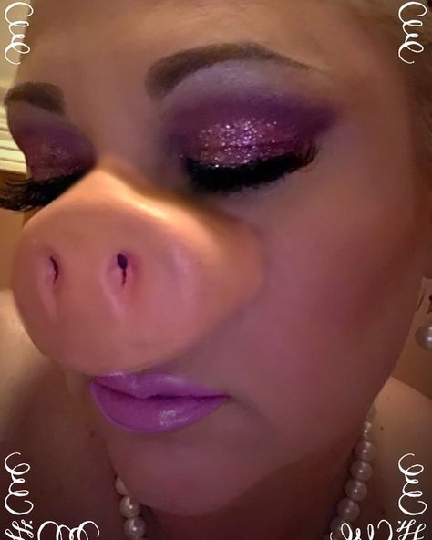 Miss piggy make up diy Miss Piggy Makeup, Pig Makeup Halloween, Piglet Makeup, Miss Piggy Halloween Costume, Pig Makeup, Shrek Makeup, Moana Jr, Make Up Diy, Miss Piggy