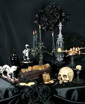 Creepy and Elegant Halloween Curiosities by Douglas Little Halloween Wedding Centerpieces, Halloween Table Settings, Elegant Halloween Decor, Halloween Party Dinner, Elegant Halloween, Adornos Halloween, Decor Ikea, Halloween Dinner, Gothic Halloween