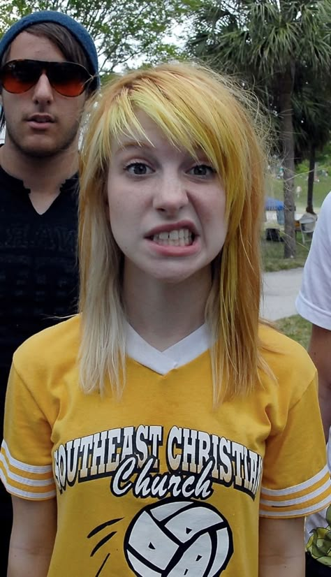 Old Hayley Williams, Hayley Williams Hairstyles, Paramore Background, Hailey Williams Hair, Hayley Williams Drawing, Hailey Paramore, Hayley Williams Icons, Hayley Williams Blonde, Haley Williams Hair