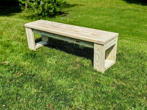 Pallet Gazebo, Skid Projects, Easy Diy Patio, Diy Patio Bench, Screen Deck, Backyard Builds, Concrete Seating, Outdoor Bench Plans, Diy Patio Ideas