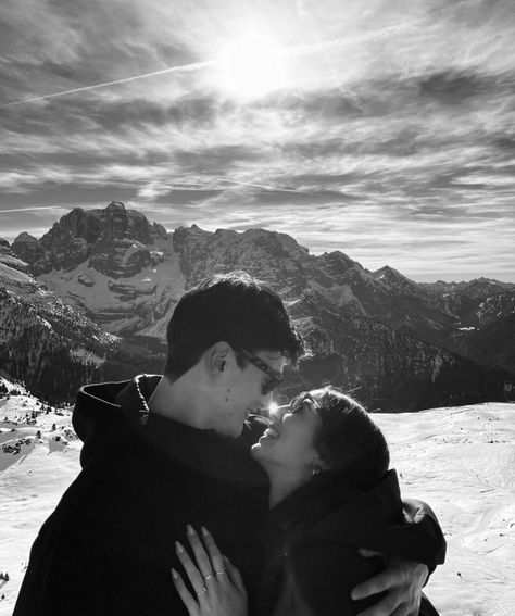 Winter Couple Pictures, Mode Au Ski, Winter Outfits Korean, 00s Mode, Stile Blair Waldorf, Winter Outfits Aesthetic, The Love Club, Outfit Inspo Casual, Cute Couples Photos