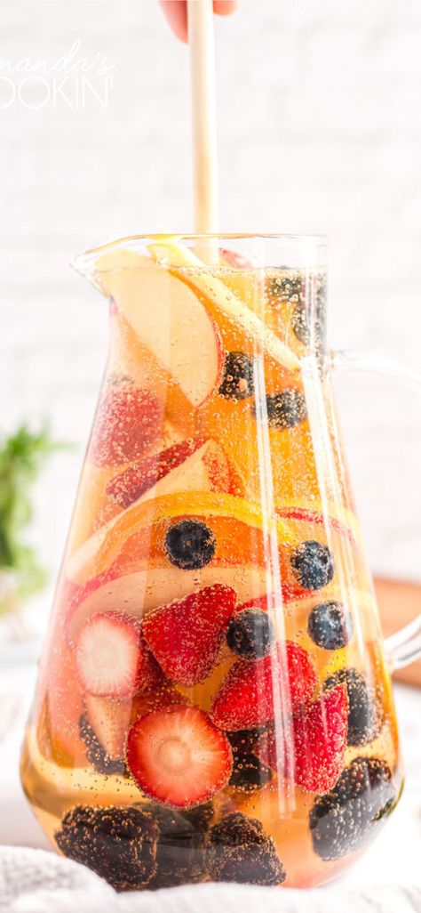 This White Sangria is a huge hit any time we make it for a BBQ, holiday gathering or social event. Kick back and enjoy a glass of white moscato sangria this summer! #cocktailrecipes #amandascookin #summerdrinks #summercocktails Sangria Mimosa, Mimosa Punch, Easy Sangria, Summer Suppers, Pineapple Sangria, Moscato Sangria, Summer Sangria Recipes, Sangria Pitcher, White Sangria Recipe