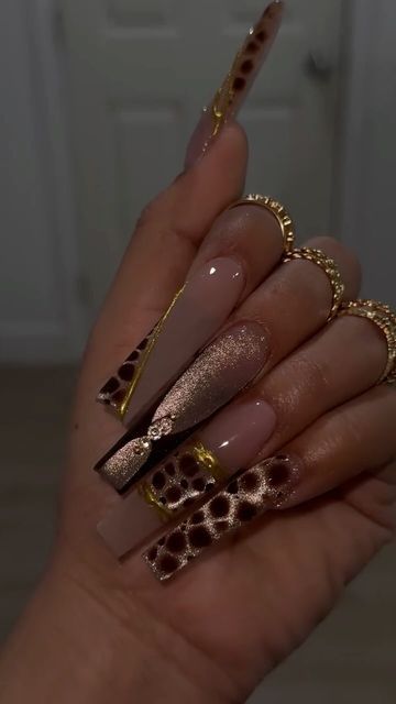 🤍𝐋𝐚𝐬 𝐕𝐞𝐠𝐚𝐬🤍NAILZVAL LLC on Instagram: "Using v-002 from my jelly collection 
3D transparent gel for the gold lines 
Cat eye 25
Diamond topcoat 🤎
All from @nailzvalshop" Cat Eye Leopard Nails, Cat Eye Tip Nails, Cat Eye Effect Nails Design, Gel Cat Eye Nails, Cat Eye Nail Designs Ideas, Cat Eye Design Nails, Gold Cat Eye Nails, Nails With Cat Eye, Cat Eye Effect Nails