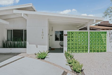 Iconic 1950s Vegas Home is Restored to its Original Glory - Mid Century Home Mid Century Entryway, Palm Springs Houses, 50s House, Palm Springs Mid Century Modern, Palm Springs House, Mid Century Modern Exterior, Mid Century Exterior, Midcentury House, 1960s Home