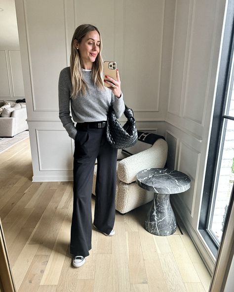 Grey Sweater Outfit Casual, Winter Outfit Travel, Sneakers Winter Outfit, Black Trouser Outfit, Grey Sneakers Outfit, Outfit Ideas With Converse, Outfit With Sneakers, Crewneck Outfit, Grey Sweater Outfit