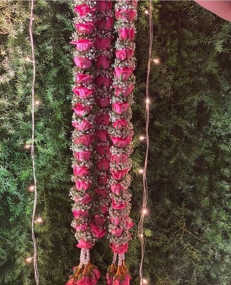 Wedding Mala Rose, Rose Garland Wedding, Engagement Stage Decoration, Indian Wedding Garland, Indian Wedding Flowers, Wedding Flower Jewelry, Garland Wedding Decor, Flower Garland Wedding, Rose Petals Wedding