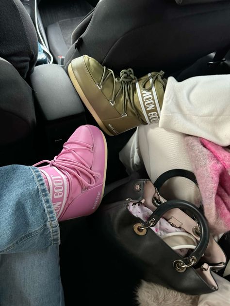 Moon Boots Outfit, Moon Boot, Ski Season, Pink Moon, Shoe Inspo, Workout Shoes, Moon Boots, Instagram Girls, Winter Fits