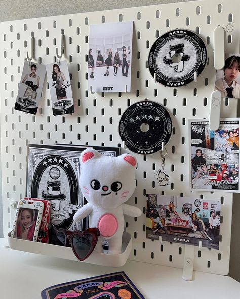 K Pop Peg Board, Peg Board Kpop, Kpop Pegboard Ideas, Pinboard Aesthetic, Pegboard Aesthetic, Kpop Pegboard, Pegboard Decor, Peg Board Ideas, Cork Board Decor