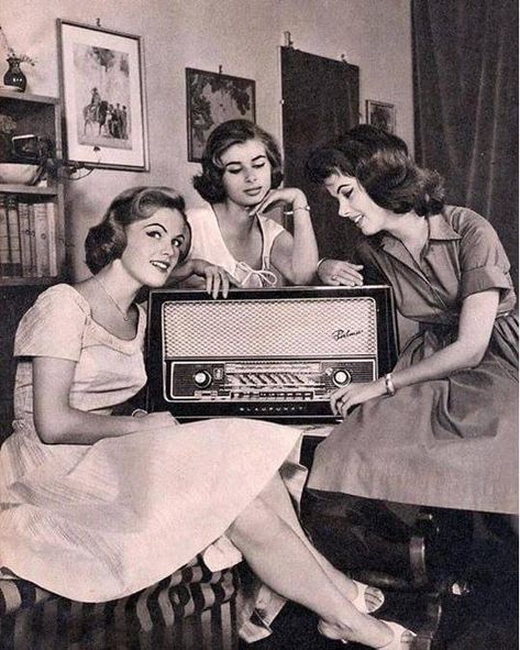 Old Radio, Radio Vintage, Old Time Radio, Antique Radio, Old Radios, Poses References, Old Ads, Vintage Life, Vintage Radio