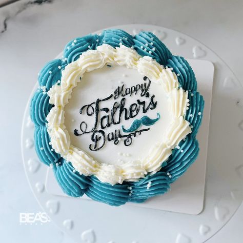 Father’s Day Mini Cake are live on my brand new website (link in bio) to pre-order 🩵🤍 We’re offering two flavors : Chocolate cake filled chocolate ganache Cookies & Cream with vanilla buttercream And It’s packed in a pretty clear cake box, ribbon and “Happy Father’s Day” gift tag Limited mini cakes available. 🩵 #cakes #minicakes #fathersdaycake #fathersday2014 #fathersdayminicake Fathers Day Cakes, Ganache Cookies, Happy Fathers Day Cake, Clear Cake, Fathers Day Cake, Cookies Cream, Box Ribbon, Cute Baking, Sweetest Thing