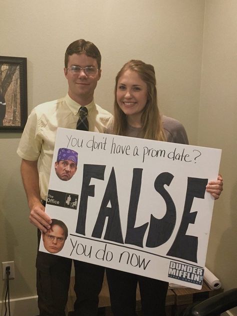 IF THIS ISNT HOW MY PROMPOSAL IS I WILL SCREAM!! The Office Proposal, Book Prom Proposal, The Office Promposal Ideas, The Office Promposal, Book Promposal, Prom Proposal Funny, Prom Board Ideas, Prom Memes, Funny Proposal