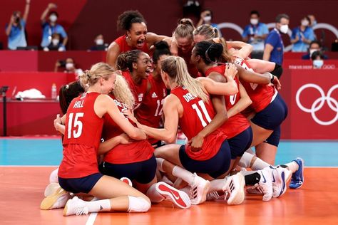 USA players celebrates after winning the gold medal match against Brazil • Tokyo 2020 Olympics #volleyball Olympic Volleyball Players, Volleyball Olympics, Olympic Volleyball, Indoor Volleyball, Women's Volleyball, Volleyball Games, 2020 Olympics, Sports Organization, Olympic Athletes