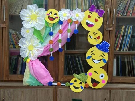 Pink Day Decoration Ideas In School, Orientation Day Decoration, Selfie Stand Ideas For School, Selfie Point, Hearts Paper Crafts, Flower Crafts Kids, School Board Decoration, Graduation Crafts, Preschool Classroom Decor