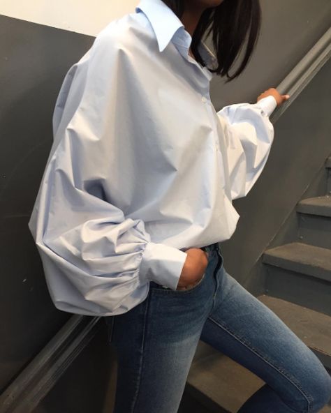 Photo White Shirt Outfits, Blue Shirts, Classic White Shirt, Poses References, White Button Down, Drawing Clothes, Moda Vintage, 가을 패션, White Shirts