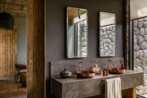 Singita Lodge, Safari Bathroom, Lodge Bathroom, African Safari Lodge, Bush Lodge, Lodge Ideas, Lodge Design, Travel Africa, Casa Country