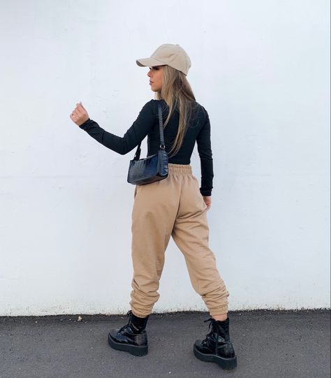 Joggers Outfit Mujer, Brown Joggers Outfit, Timberland Outfits Women, Beige Pants Outfit, Cold Outfit, Outfit Elegantes, Timberland Outfits, Canada Fashion, Europe Outfits