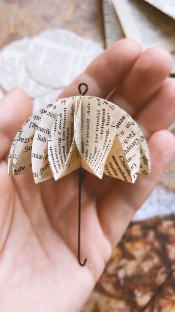 Art In Books Pages, Recycled Book Crafts Diy, Book Upcycle Projects, Upcycle Umbrella, Crafts With Book Pages, Book Page Origami, Umbrella Paper, Upcycled Books Crafts, Cardboard Ideas