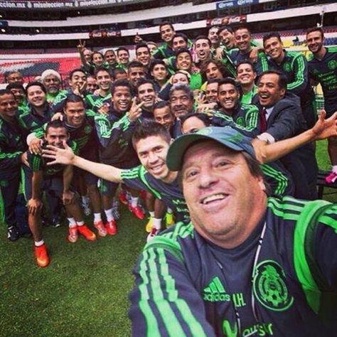 First Selfie of Mexico's World Cup Team (FIFA 2014) Mexico Football Team, Mexican Team, Mexico World Cup, Mexico Team, Football Box, Mexico National Team, World Cup Teams, Mexico Soccer, Soccer Boyfriend