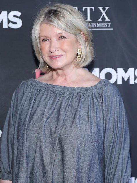 Martha Stewart Haircut, Martha Stewart Hair 2023, Martha Stewart Hair Hairstyles, 2023 Bobs, Martha Stewart Hair, Kelly Clarkson Hair, White Hair Highlights, Mistle Toe, Grey Hairstyle