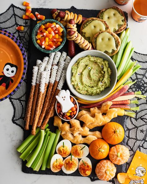 Here's How to Make a Halloween Snack Board | Kitchn Halloween Snack Board, Snack Halloween, Easy Homemade Snacks, Halloween Punch, Halloween Foods, Spooky Snacks, Halloween Snack, Filling Snacks, Party Appetizers Easy