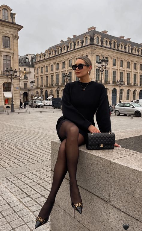 Fall Chic Outfits, Pantyhose Outfit, Stockings Outfit Classy, Shaping Tights, Stockings Outfit, Kendall Style, Dress With Stockings, Black Dress Outfits, Effortlessly Chic Outfits