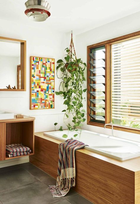 Natural Bathroom Design, Mid Century Modern Bathroom, Natural Bathroom, Contemporary Bathroom Designs, Retro Bathrooms, Tile Trends, Casa Vintage, Bathroom Plants, Budget Bathroom