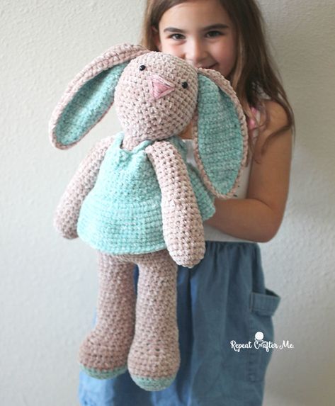 Bernat Baby Velvet Crochet Bunny - Repeat Crafter Me Baby Crochet Hats, Amigurumi Projects, Velvet Crochet, Velvet Bunny, Zig Zag Crochet, Repeat Crafter Me, Crocheted Patterns, Crochet Kids, Crochet Easter