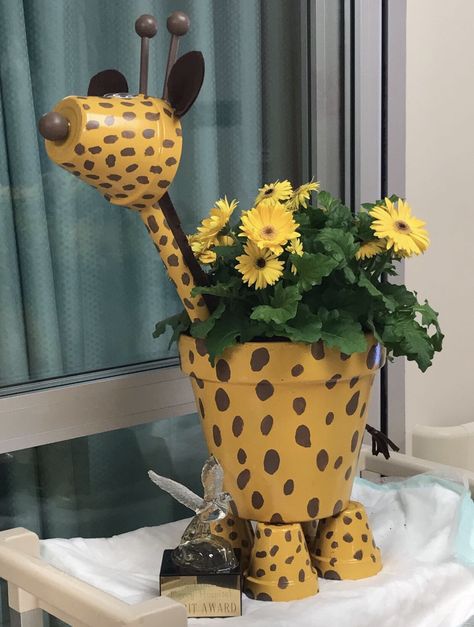 Giraffe Flower Pot Landscaping Designs Layout, Backyard Landscaping Designs Layout, Giraffe Crafts, Terra Cotta Pot Crafts Diy, Clay Pot Projects, Design Backyard, Flower Pot People, Clay Pot People, Flower Pot Art