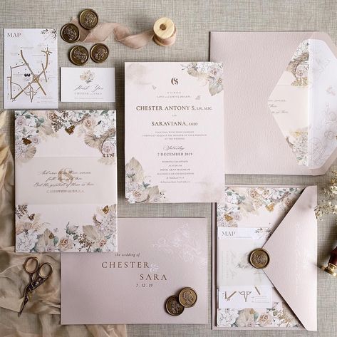 Tropical florals in cream theme color, gold foil, vellum belly band all the details we love 💕 . . . . . . . . . . . #modernweddinginvitation #goldfoilstamping #invitationsuite #paperie #invitations #modernwedding #goldfoil #weddingpapers #weddinginvitationsuite #trouwkaart #bespokeinvitation #trouwkaarten  #weddinginvitation #invitation #weddingcard #weddinginspiration #weddingivitationdesign #bespokeinvitation #undanganpernikahan #weddinginvitations #fairytalewedding #weddinginvitationjakarta Fairytale Wedding Invitations Enchanted, Fairytale Wedding Invitations, Garden Wedding Invitation, Enchanted Garden Wedding, Diy Wedding Inspiration, Tropical Florals, Wedding Sand, Romantic Bouquet, Romantic Garden Wedding