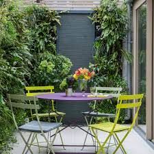 Garden paint ideas to add a splash of colour and vibrancy to outdoor Small Yard Garden, Yard Garden Design, Living Green Walls, Small Courtyard, Garden Seating Area, Small Balcony Garden, Small Courtyard Gardens, Courtyard Gardens Design, Small Courtyards