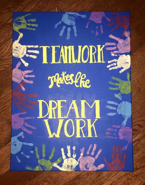 Teamwork Makes The Dream Work. Canvas board with canvas paints and each child's handprint. Teamwork Bulletin Board Ideas Classroom, Teamwork Bulletin Board Ideas, Teamwork Bulletin Boards, Captain Ideas, Soft Board Decoration, Teamwork Makes The Dream Work, Yearbook Ideas, Dream Dream, Working Drawing