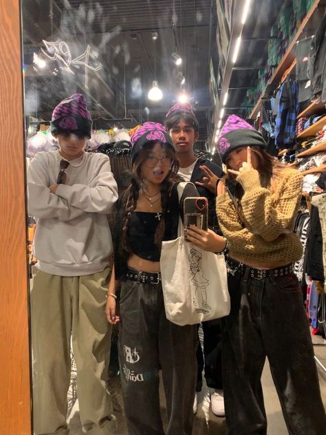 Ig Friends Story, 4 People Photo, Best Friend Group Aesthetic, Asian Friend Group, Friends Group Aesthetic, Healthy Friendships, Cute Friend Poses, Friends Group Photo, Friend Group Pictures