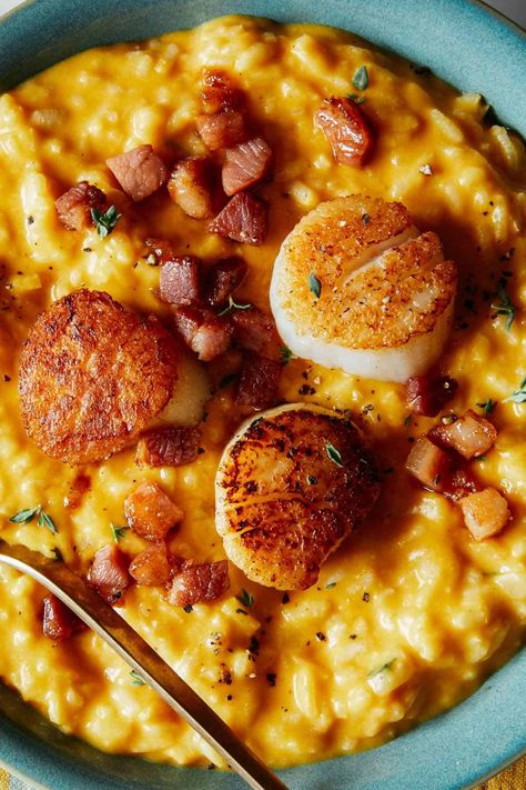 A cozy and delicious recipe for creamy Pumpkin Risotto with Seared Scallops! This meal is perfect for a special night in or a fun, indulgent weekend meal. It's a fall favorite for sure! #pumpkin #risotto #recipe #scallops Canned Pumpkin Recipes, Spoon Fork Bacon, Pumpkin Risotto, Seared Scallops, Cheese Pumpkin, Scallop Recipes, Scallops Seared, Halloween Dinner, Low Sodium Chicken Broth