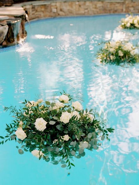 Decorated Pool For Wedding, Floating Floral Arrangements Pool, Floating Florals In Pool, Small Backyard Wedding With Pool, Diy Floating Flowers In Pool, Pool Cocktail Hour Wedding, Floating Flowers In Pool, Backyard Wedding With Pool, Pool Decorations For Wedding