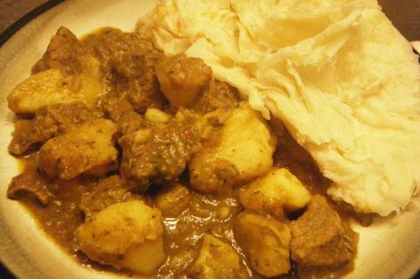 curry beef with potato and roti Curry Beef, Guyanese Recipes, Cooking Curry, Trinidad Recipes, Trini Food, Roti Recipe, Beef Curry, Curry Dishes, Island Food