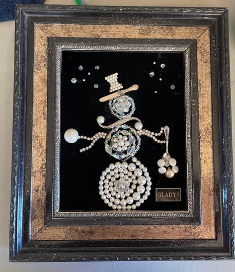 Vintage jewelry Framed Jewelry Art Diy, Pictures Made From Vintage Jewelry, Vintage Jewelry Art Projects, Junk Jewelry Crafts Diy Projects, Junk Jewelry Art, Old Watches Crafts Ideas, Snowman Jewelry Art, Jewelry Art Ideas, Old Jewelry Repurposed