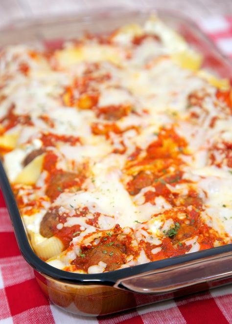 Meatball Stuffed Shells - easy weeknight pasta casserole! Fill pasta shells with frozen meatballs and top with sauce and cheese. Ready to eat in under 30 minutes!! Everyone LOVED this easy pasta casserole recipe! Can freeze for later too! Stuffed Shells Beef, Frozen Meatball Recipes, Chicken Stuffed Shells, Pasta Casserole Recipes, Soy Recipes, Chicken Stuffed, Plain Chicken, Stuffed Shells Recipe, Frozen Meatballs