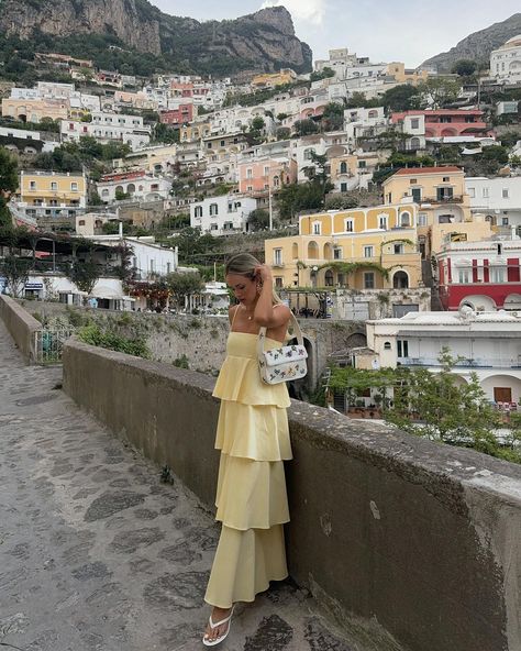 La dolce vita 💛🍝🍋✨ Dream Summer Aesthetic, Italy Aesthetic Girl, Italian Girl Aesthetic, Dolce Vita Outfit, Cute Casual Outfits For Spring, Italy Summer Fashion, Italy Outfits Spring, Italy Aesthetic Outfit, Fashion Hair Styles