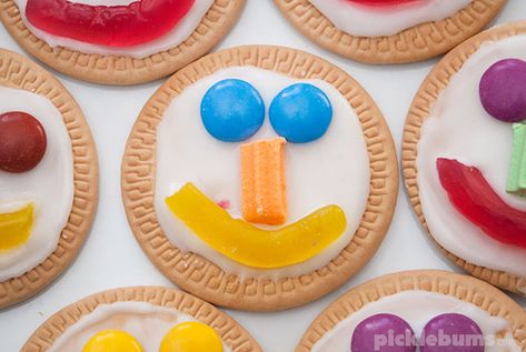 Face cookies - a quick and easy, no bake, treat the kids can make. Entrepeneursdag Idees, Bakersman Ideas, Finger Biscuits, Kids Party Treats, Face Cookies, Bake Ideas, Biscuit Decoration, Face Decoration, Marie Biscuit