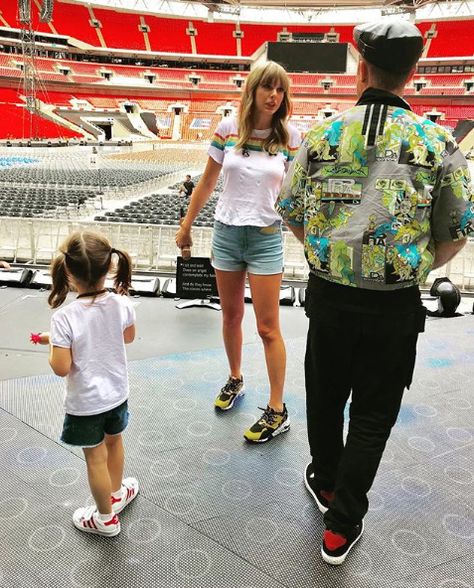 taylor-swift-and-robbie-williams Taylor Swift Squad, Swift Outfits, Swift Photo, Taylor Swift Outfits, Robbie Williams, Taylor Swift Songs, Taylor Swift 13, Taylor Swift Pictures, Girl Mom