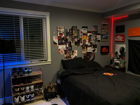 Male Room Aesthetic Ideas, Room Decor For Guys Bedrooms, Men’s Room Decoration, Aesthetic Black Room Ideas, Stud Room Ideas, Cool Guys Room Ideas, Cool Guy Bedroom Aesthetic, Room Inspo Aesthetic Men, Room Asthetics Bedrooms Men