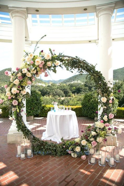 Circle greenery wedding arch inspiration Decorate A Wedding Arch, Diy Archway, Vintage Wedding Flower Arrangements, Circle Ceremony, Chuppah Wedding, Bohemian Backdrop, Circular Arch, Flower Arches, Backdrop Floral