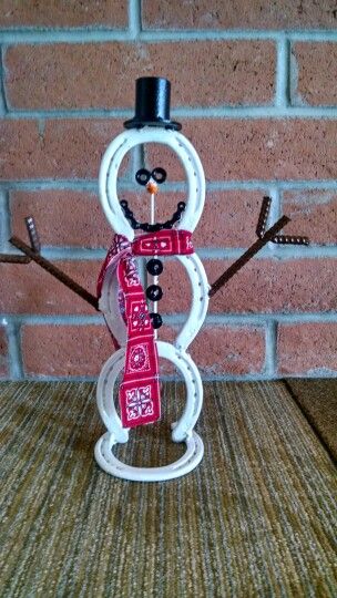 Horse Shoe Snowman #9 Horseshoe Snowman, Horseshoe Welding, Cowboy Snowman, Horseshoe Cowboy, Horseshoe Ideas, Welding Crafts, Welding Ideas, Horseshoe Projects, Horseshoe Decor