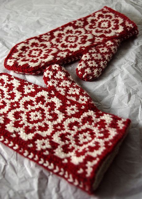 Colorwork Mittens, Punto Fair Isle, Knitting Gloves, Knitted Gloves Mittens, Holiday Flowers, Norwegian Knitting, Knitted Mittens Pattern, Knitted Mittens, Holiday Flower