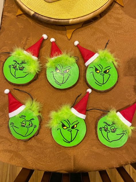 Christmas Grinch Diy Decorations, Grinch Craft Ideas, Grinch Wood Ornaments, Cricut Christmas Ornaments Grinch, Grinch Christmas Ideas, Grinch Face Ornament, Grinch Ornaments Diy, Wood Slice Art Christmas Grinch, Grinch Crafts Diy