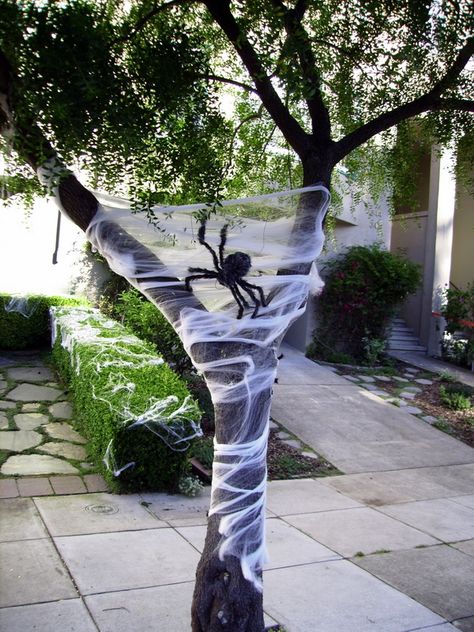 Spider tree Diy Halloween Dekoration, Makeup Zombie, Outdoor Halloween Decor, Halloween Diy Outdoor, Halloween Decorations Diy Outdoor, Outdoor Trees, Halloween Gif, Halloween Tattoo, Halloween Pins