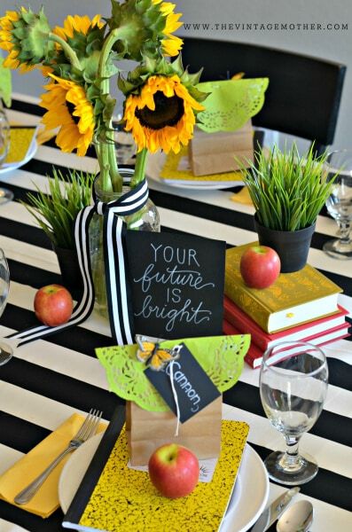 School Celebration Ideas, School Centerpieces, Back To School Celebration, Teacher Retirement Parties, Teacher Party, Teacher Breakfast, Back To School Breakfast, School Dinners, School Tables